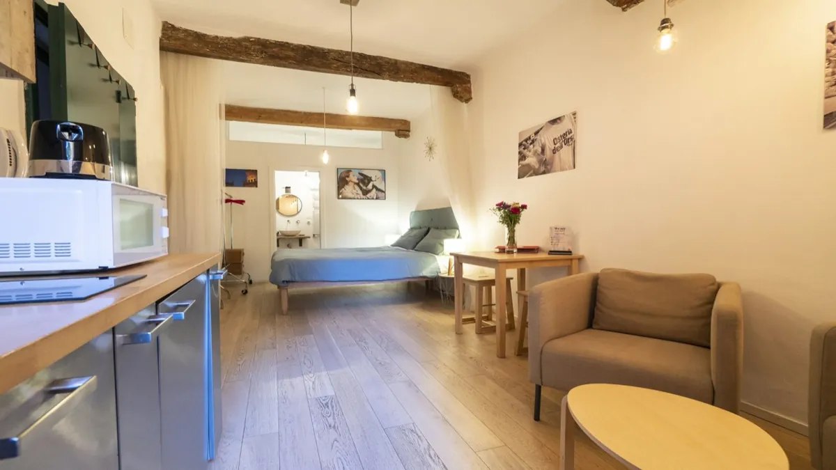 Studio D'Azeglio – monolocale con travi a vista e parquet
