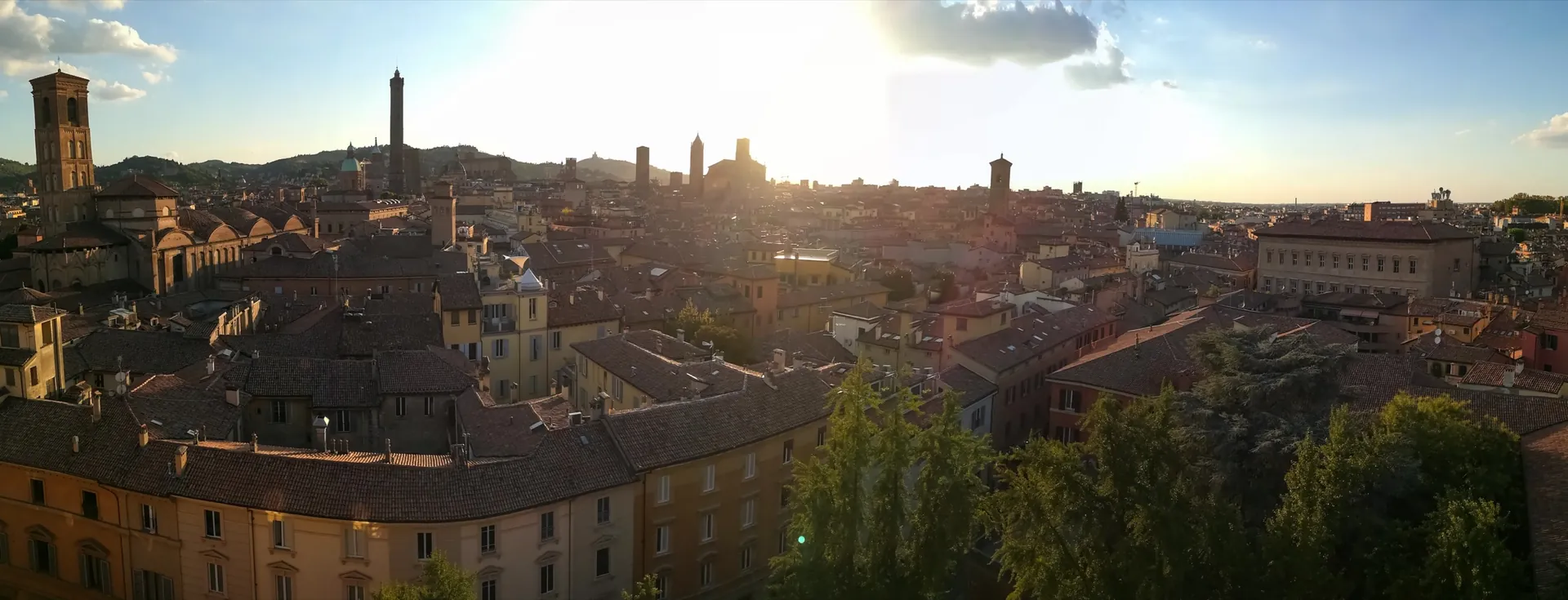 I tetti di Bologna al tramonto, con le torri controluce
