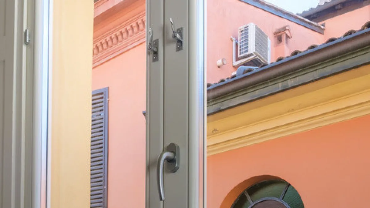 Casa del Professore – facciata color ocra vista dalla finestra