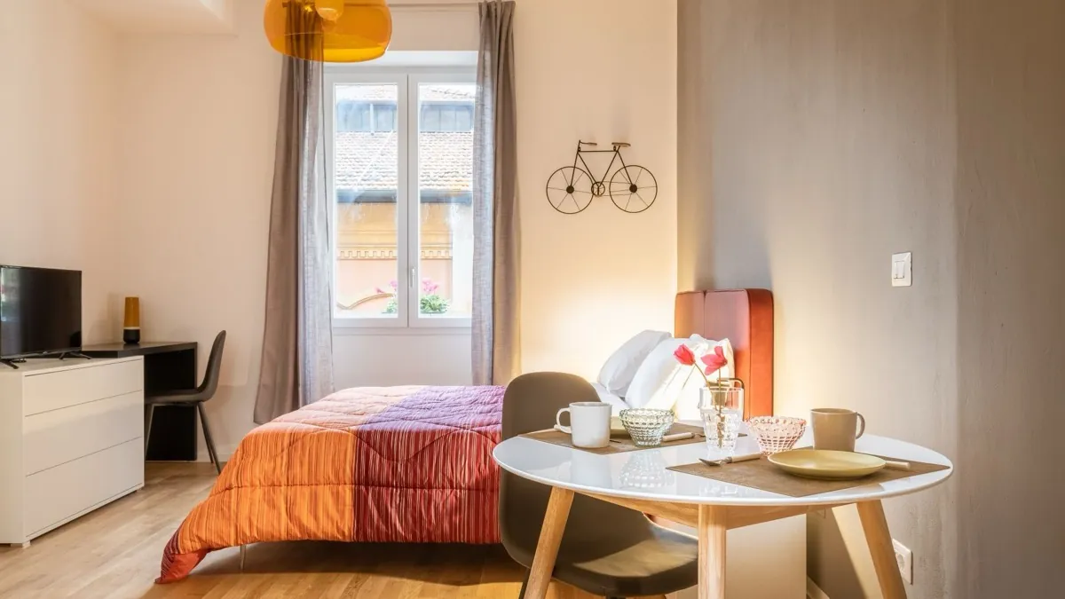 San Gervasio – tavolo per la colazione accanto al letto