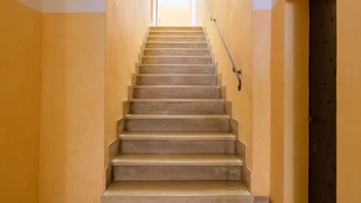 Casa del Professore – scala color ocra